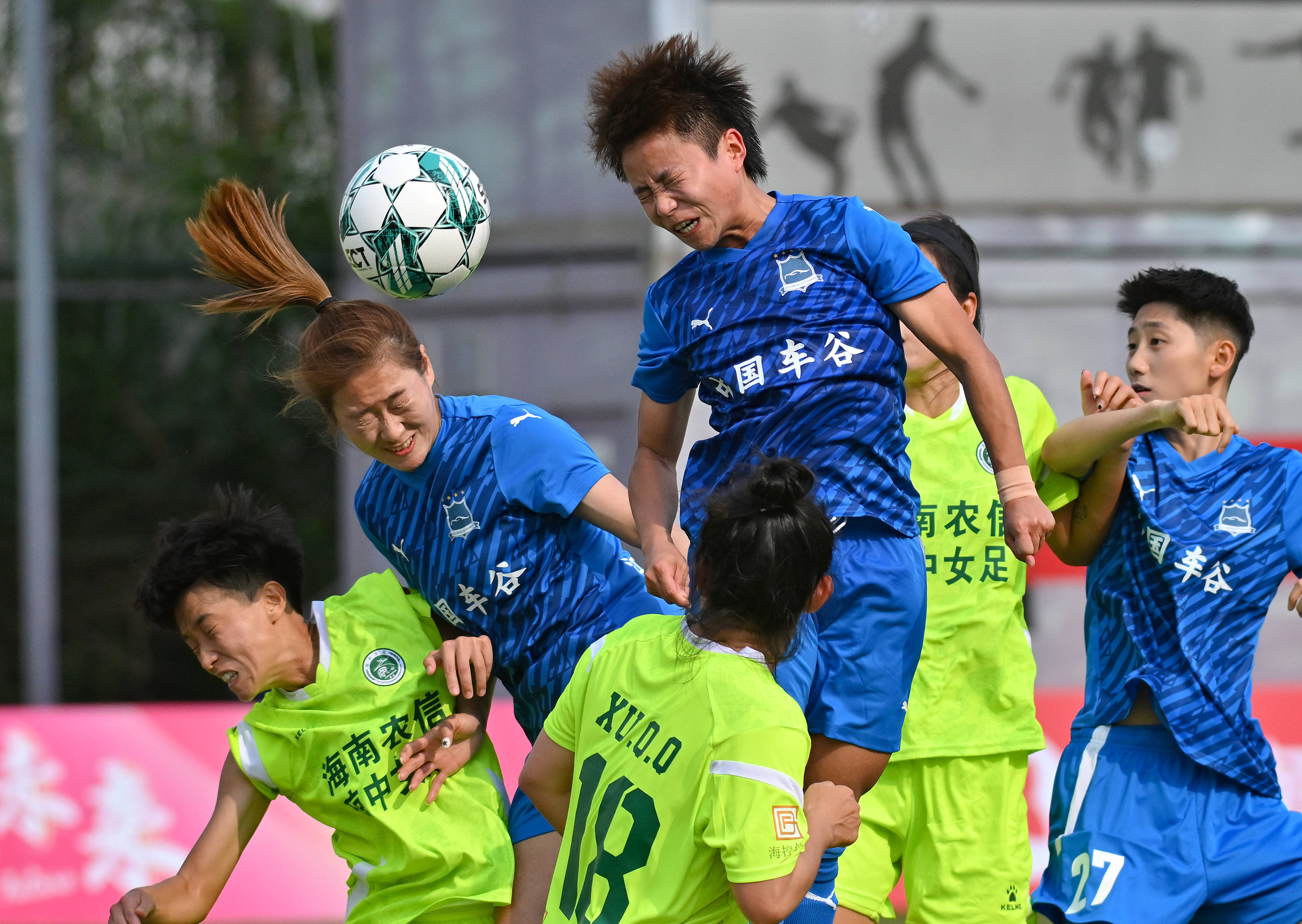 夺冠之路：女足队员的拼搏精神的简单介绍