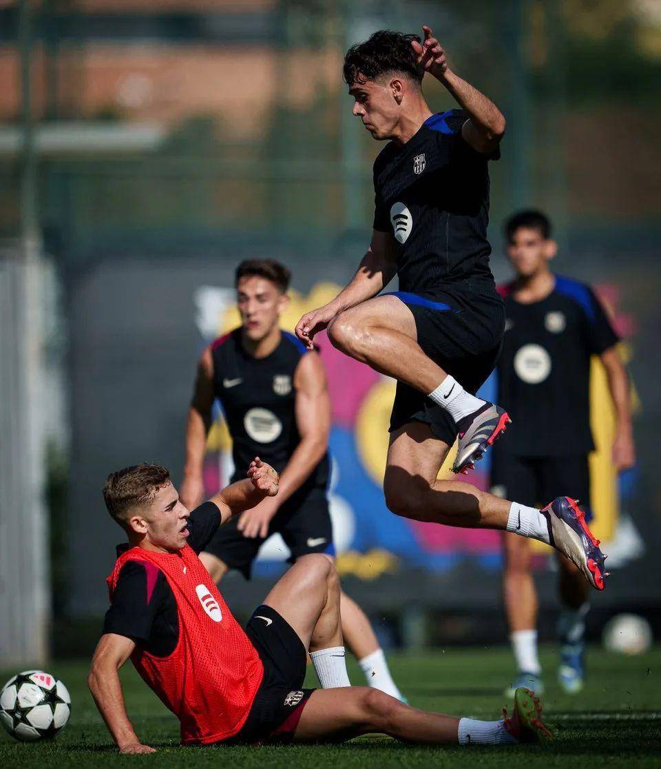 比赛中遇到困难，球队团结一心共同应对